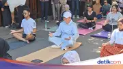 Jokowi Ikut Yoga di Depan Rumah, Gerakan 5 Menit Bikin Segar