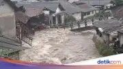 Kali Cikaret Bogor Meluap, Tiga Bangunan Ambruk Termasuk Masjid dan Jembatan