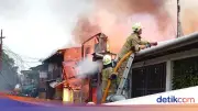 Kebakaran Rumah di Jatinegara: Asap Hitam Membubung, Damkar Berjibaku