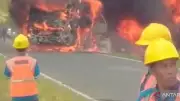 Kecelakaan Maut ALS vs Truk Tangki di Sumsel, 16 Tewas, Evakuasi Korban Terjepit