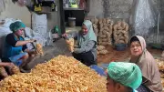Keripik Cipuy Renyah: Usaha Rumahan Encih Dongkrak Ekonomi Janda dan Lansia