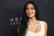 Kim Kardashian Minum 35 Suplemen Setiap Hari, Ini Alasannya