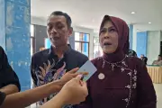 Kisah Siti, Wisudawan Tuli yang Sukses Lulus Berkat Perjuangan Sang Ibu
