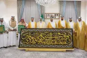 Kiswah Baru Kabah Diserahkan ke Penjaga Kabah di Mekkah