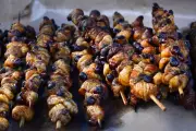 Kuliner Ekstrem Sate Ulat Sagu dari Indonesia Timur, Kaya Protein