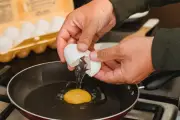 Makan Telur Mentah: Lebih Sehat atau Berbahaya bagi Tubuh?