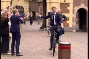 Mark Rutte Kayuh Sepeda Pulang Usai 14 Tahun Jadi PM Belanda