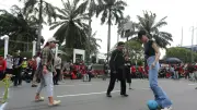 Massa Buruh Main Bola di Depan Gedung DPR MPR Saat May Day 2026