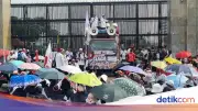 Massa Guru Madrasah Swasta Demo di Depan DPR, Minta Diangkat Jadi ASN