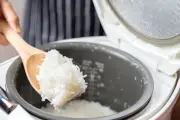 Memasak Nasi Pakai Air Dingin vs Air Mendidih: Mana yang Lebih Enak?