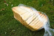Mengapa Jangan Simpan Roti di Kemasan Plastiknya? Ini Alasannya