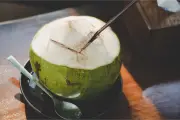 Minum Air Kelapa Pagi Hari Saat Perut Kosong, Ini Manfaatnya