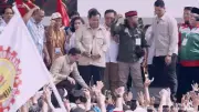 Momen Prabowo Buka Baju dan Lempar ke Buruh di Monas