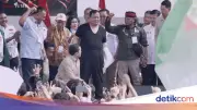 Momen Prabowo Buka Baju Safari dan Lempar ke Massa Buruh di Monas