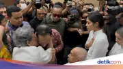 Nadiem Peluk Cium Ortu dan Istri Usai Dituntut 18 Tahun Penjara
