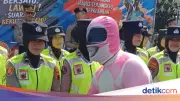 Nelayan Pati Kenakan Kostum Power Rangers, Aksi Damai Bersama Polisi