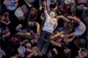 Nenek 99 Tahun Pecahkan Rekor Crowd Surfing di Konser Musik