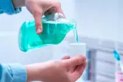 Pakar Kebersihan Sarankan Masukkan Obat Kumur ke Mesin Cuci, Ini Efeknya