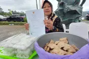 Pedagang Angkringan di Kulon Progo Bersyukur Terima Sertifikat Halal