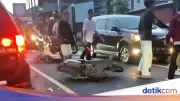 Pemotor Jatuh Lalu Tabrak Minibus di Puncak Bogor, 1 Orang Luka