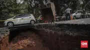 Pemotor Terperosok ke Lubang Jalan Amblas di Lenteng Agung Jaksel