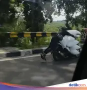 Perekam Ngeri Lihat Pemotor Angkut Es Batu 'Terbang' Bak Superman di Bogor