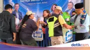 Peringati Kenaikan Yesus, Demokrat Bagikan Sembako di Gereja Bekasi