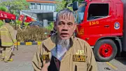 Petugas Damkar Terobos Asap Tebal Padamkan Kebakaran Kampus Binus