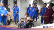 Polairud Polda Metro Beri Kursi Roda untuk Warga Pesisir Cilincing