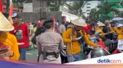 Polda Metro Jaya Bagikan Makanan ke Peserta May Day di Monas