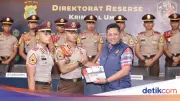 Polda Metro Jaya Perkuat Literasi Hukum Taruna Akpol dengan Buku Referensi Terbaru