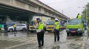 Polisi Rekayasa Lalu Lintas di Kolong Puri Kembangan Jakbar Imbas Banjir