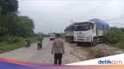 Polsek Jawilan Tertibkan Dump Truk Parkir Sembarangan di Cikande-Rangkasbitung
