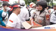 Polwan Bagikan Air Mineral ke Guru Honorer yang Demo di DPR, Ini Tujuannya