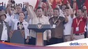 Prabowo Kepal Tangan Bareng Buruh Saat Lagu Internasionale Berkumandang