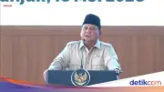 Prabowo Terharu Disalami Warga, Minta Pindad Desain Mobil Khusus