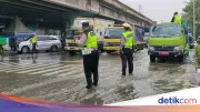 Puri Kembangan Macet Parah Akibat Banjir, Polisi Lakukan Rekayasa Lalin