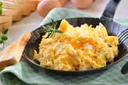 Resep Scrambled Eggs Sederhana dan Tips Tekstur Lembut