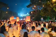 Ribuan Lampion Waisak Terangi Langit Candi Borobudur