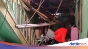 Rumah Ambruk Akibat Hujan Deras di Bogor, Satu Keluarga Mengungsi