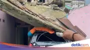 Rumah di Cipayung Depok Roboh Timpa Dua Bangunan dan Satu Mobil