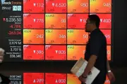 Rupiah Sentuh Rp 17.725, Kelas Menengah Perkotaan Paling Tertekan