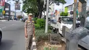 Satpol PP Buru Pemilik Monyet Viral yang Dirantai di Pinggir Jalan Margonda
