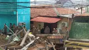 Satpol PP Depok Tertibkan 17 Bangunan Liar di Jalan Akses UI