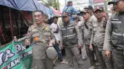 Satpol PP Jakarta Bongkar 5 Lapak Hewan Kurban di Trotoar