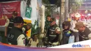 Satpol PP Tertibkan 8 Manusia Gerobak di Mampang Prapatan, Mayoritas Lansia