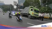Sopir Ngantuk, Truk Muat Batu Bata Kecelakaan Tunggal di Jakarta Timur