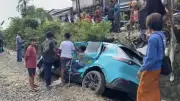 Sopir Taksi Green SM Selamat dari Tabrakan KRL di Bekasi Timur