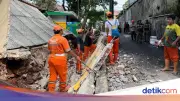 Tembok SDN di Tebet Barat Roboh Akibat Hujan Deras dan Bangunan Tua