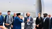 Tinggalkan Paris, Prabowo Ajak Foto Pengawal Prancis di Bandara Orly